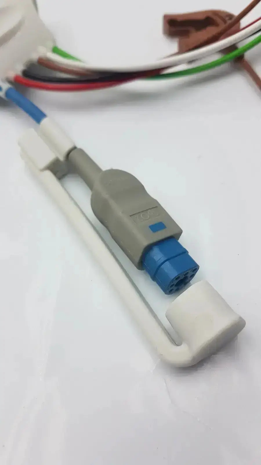 Gray and blue medical-grade fiber optic leads grabber with white housing for philips ecg telemetry hospital surplus