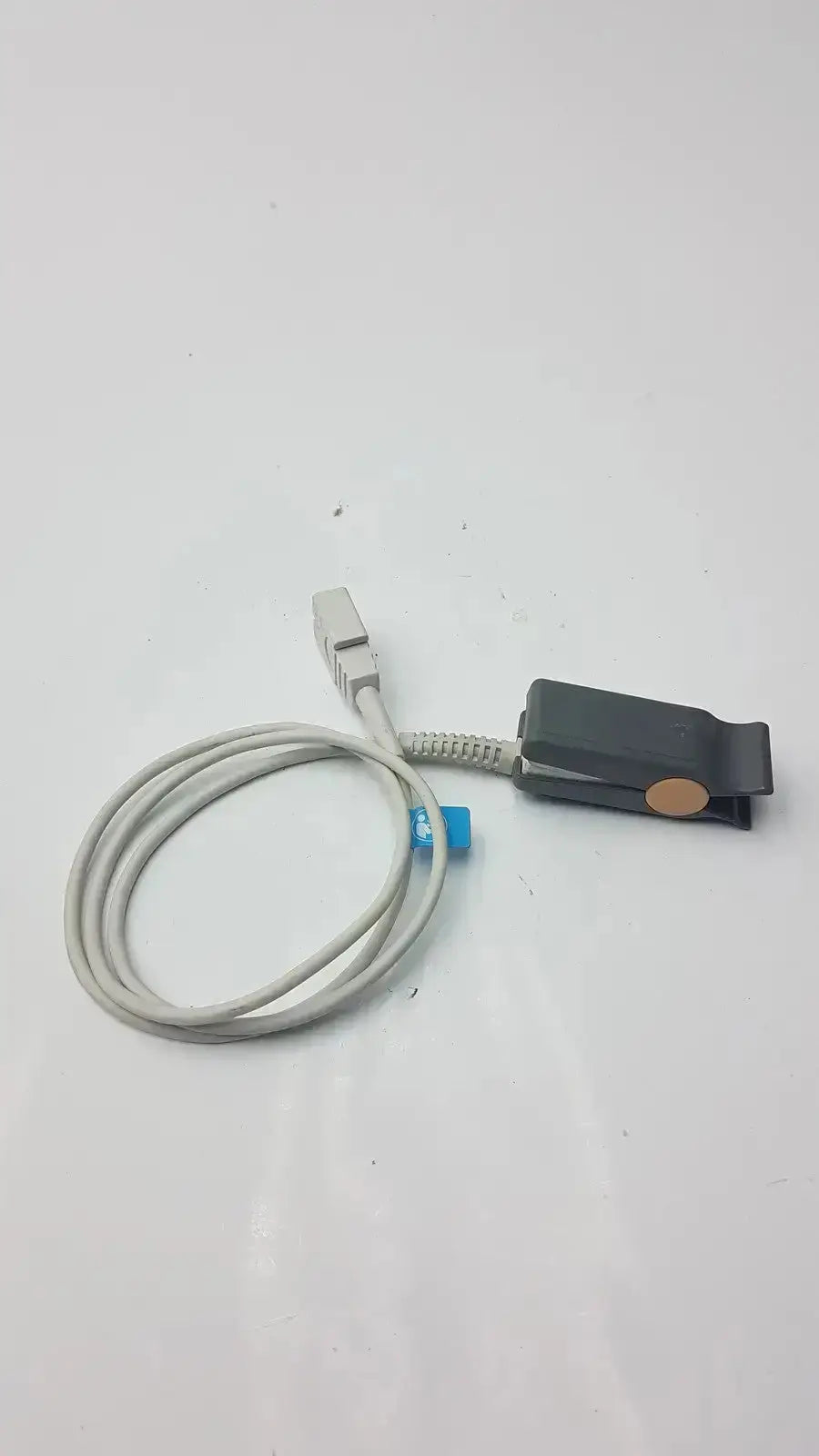 Gray coiled cable with white connector and black clip attachment for philips m1196t reusable adult spo2 sensor