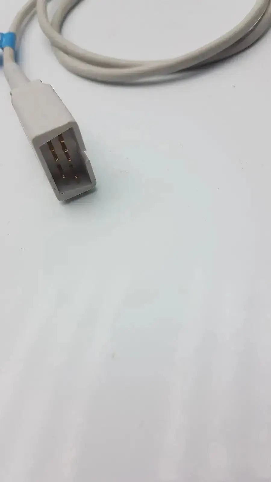 Gray philips m1196t reusable adult spO2 clip sensor cable with white connector housing and blue tie-wrap