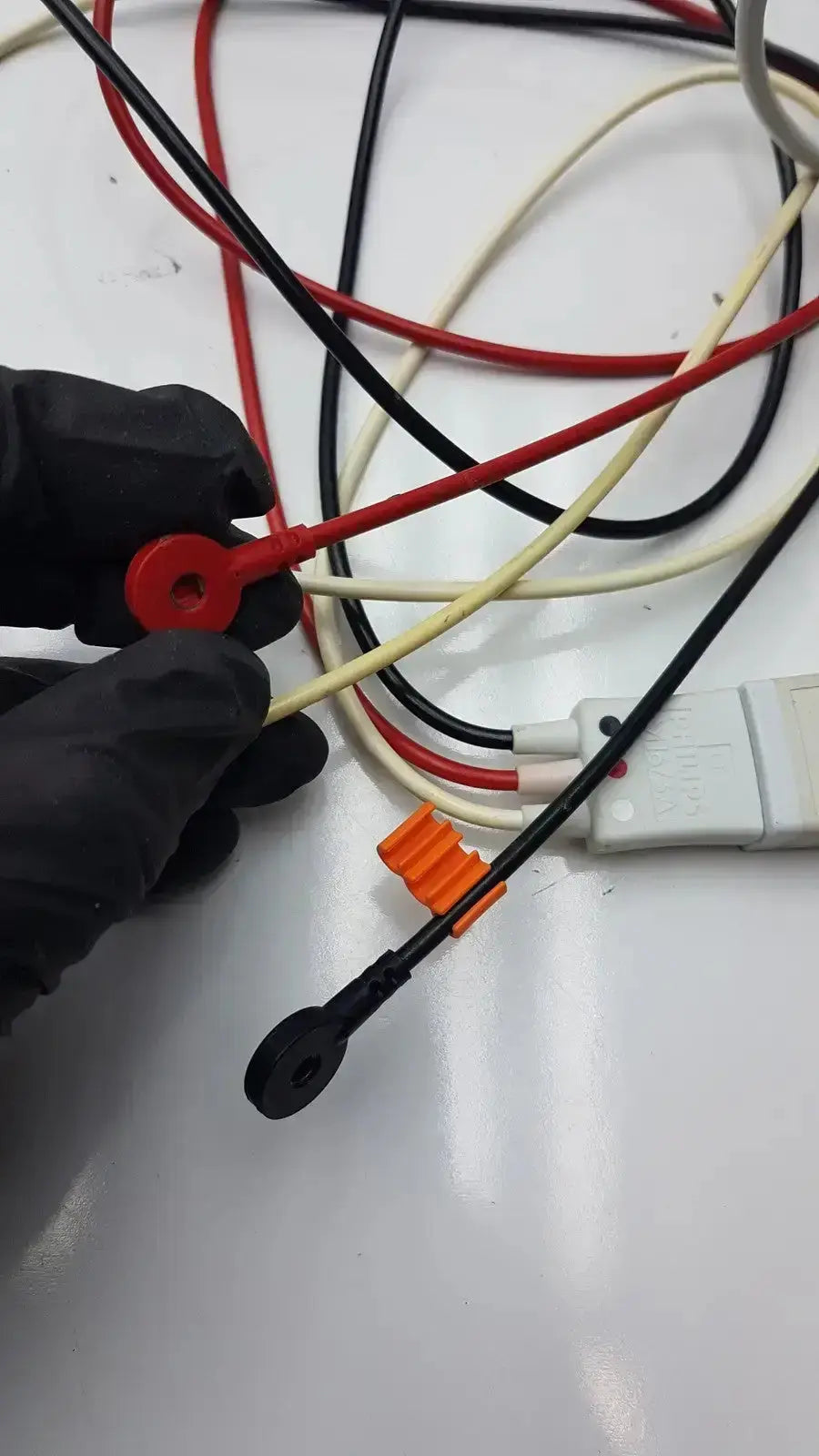 Red and black test probe with orange plastic clip on philips m1673a trunk cable 3 leadset snap aami icu cable