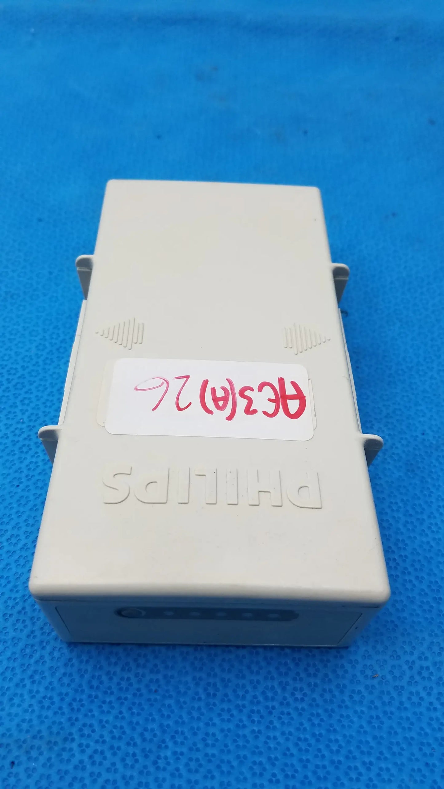 Beige philips m3538a heartstart lithium ion rechargeable battery with embossed branding and side mounting clips for medical equipment