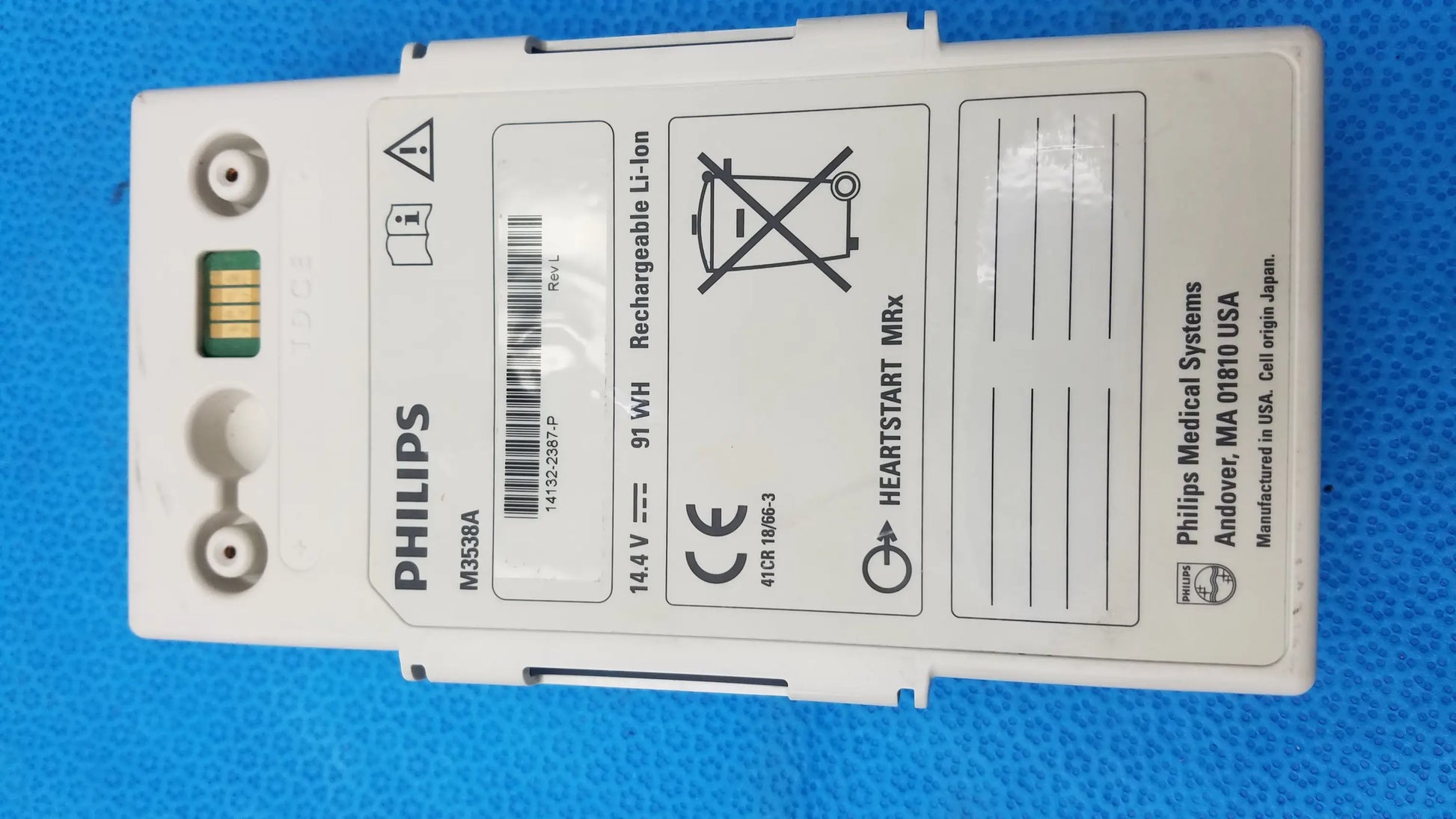 White philips m3538a heartstart mrx rechargeable li-ion battery with green contact strip for medical equipment use