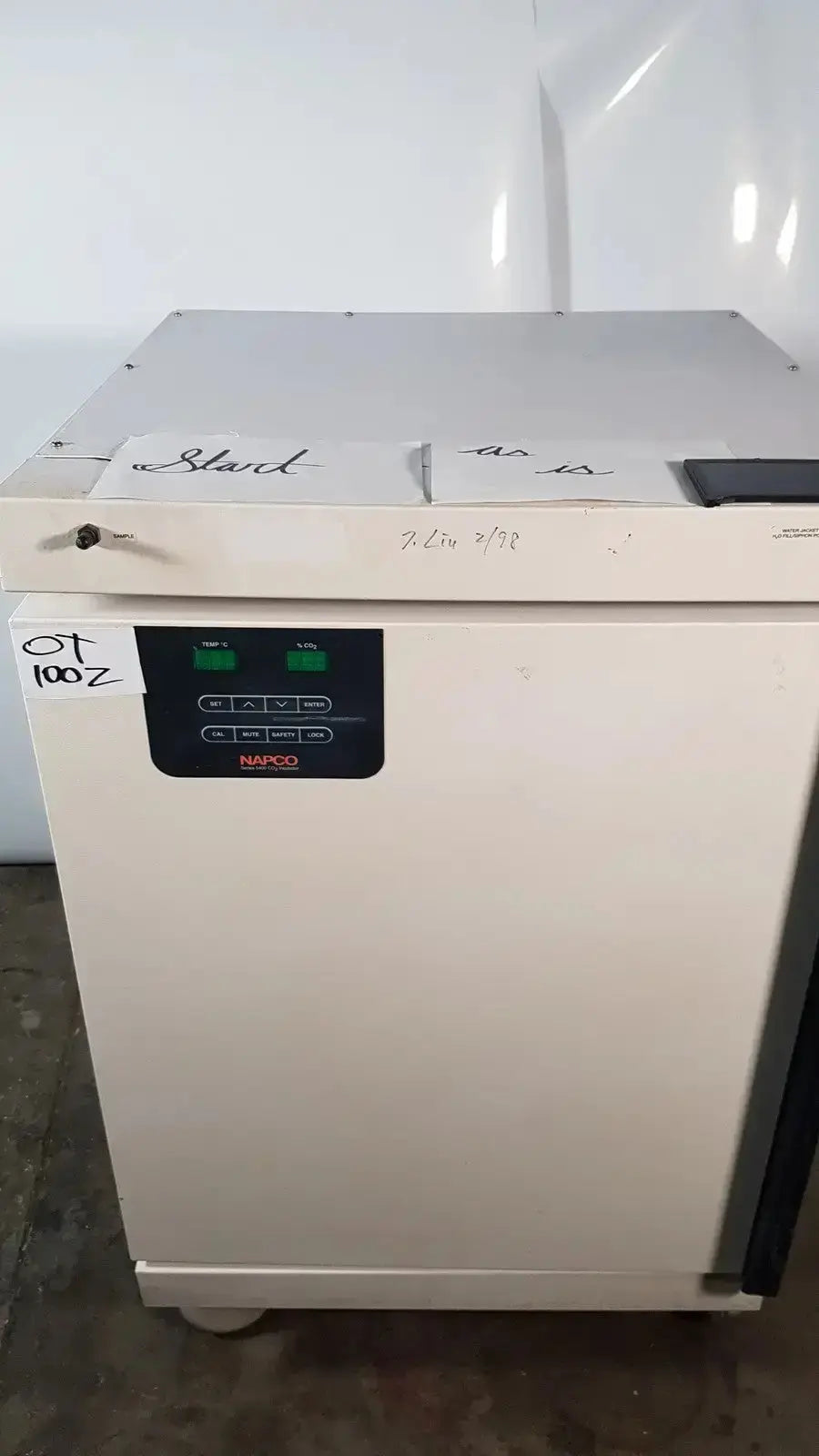 White napco precision series 5425 co2 incubator with black control panel and green indicator lights for precise incubation