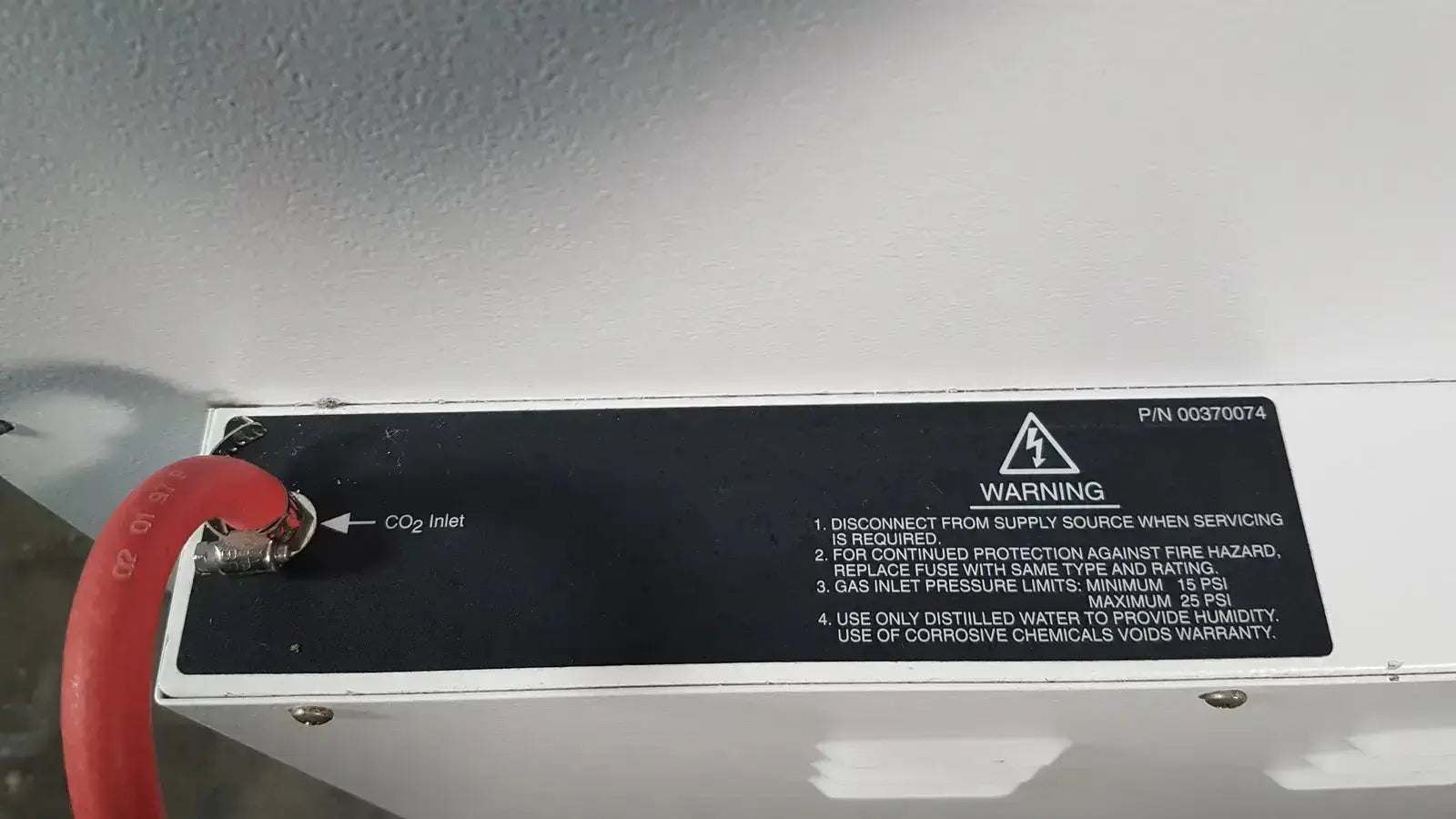 White metal co2 tank with red hose and black warning label for napco precision series 5425 co2 incubator