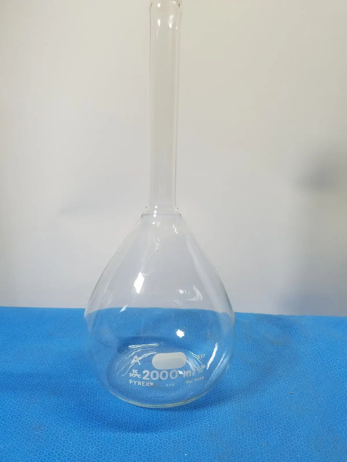 Pyrex 2000 mL Volumetric Flask – Borosilicate Laboratory Glassware