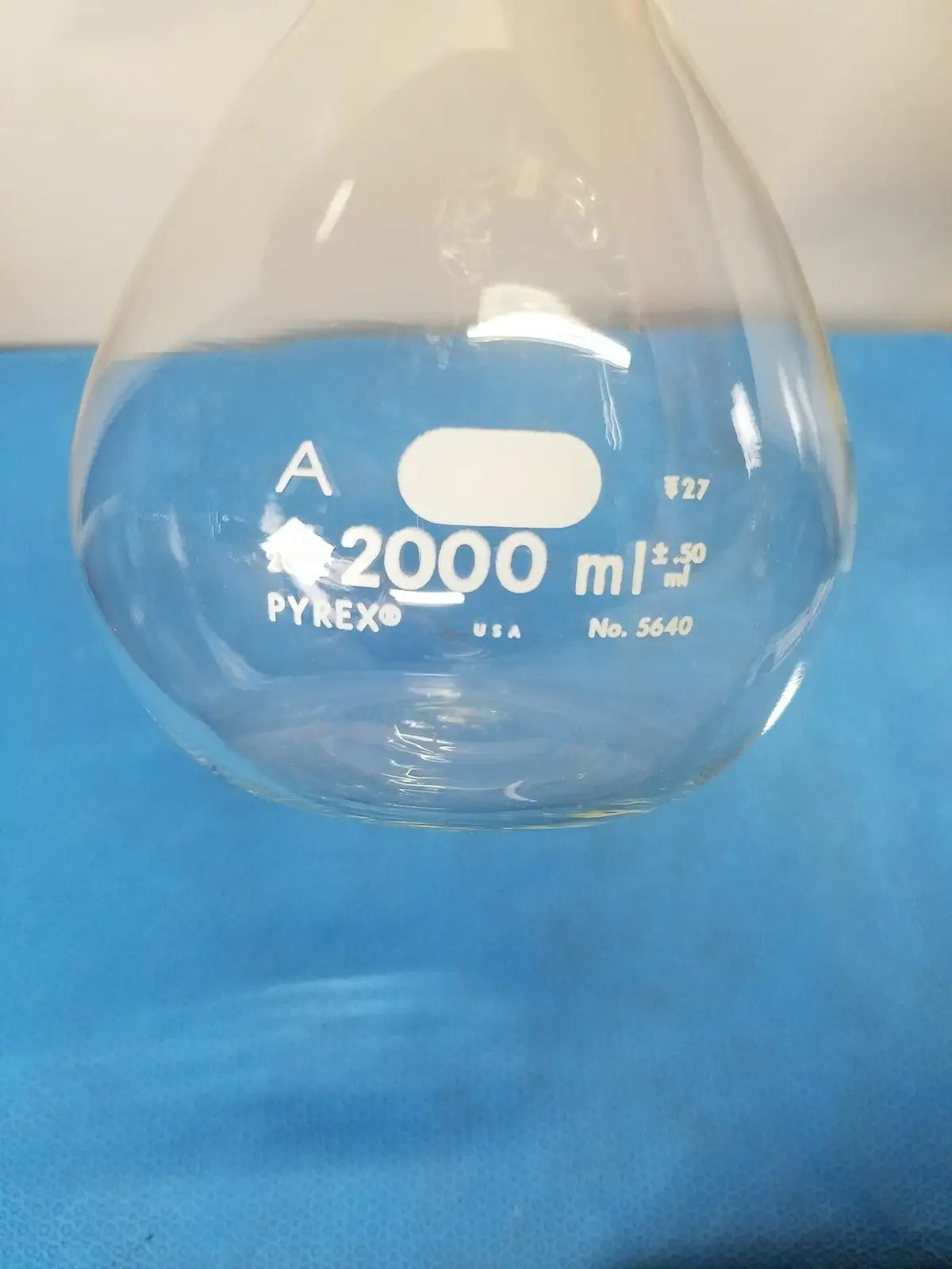Pyrex 2000 mL Volumetric Flask – Borosilicate Laboratory Glassware