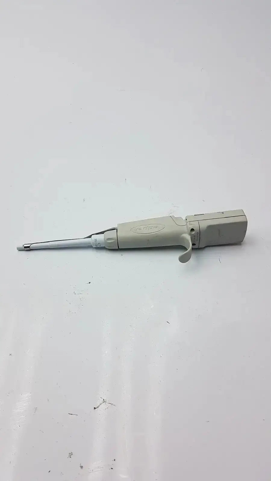 Beige plastic rainin edp3 plus electronic digital pipette calibrated with metallic tip and trigger mechanism
