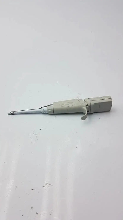 Beige plastic rainin edp3 plus electronic digital pipette calibrated with metallic tip and trigger mechanism