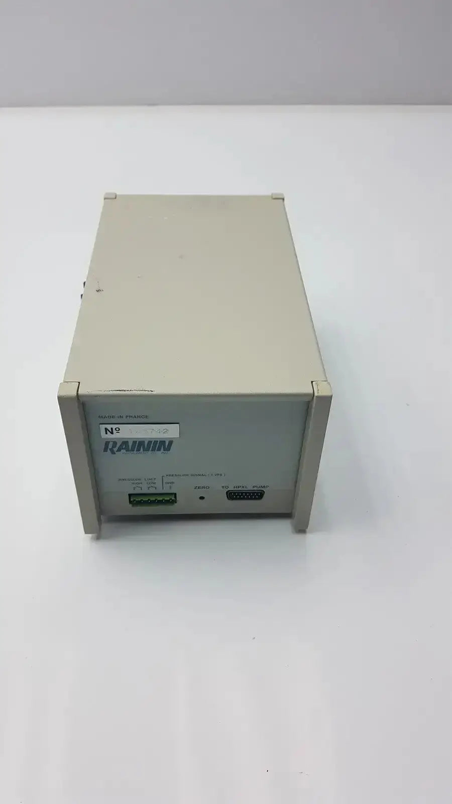 Beige rainin hplc pressure module 8700 psi with rectangular metal casing and front panel ports model g-bbda5-28r