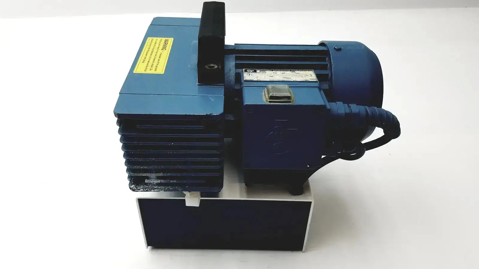 Blue savant gel pump gp100 industrial vacuum pump with ribbed casing and black handle for gel transfer applications