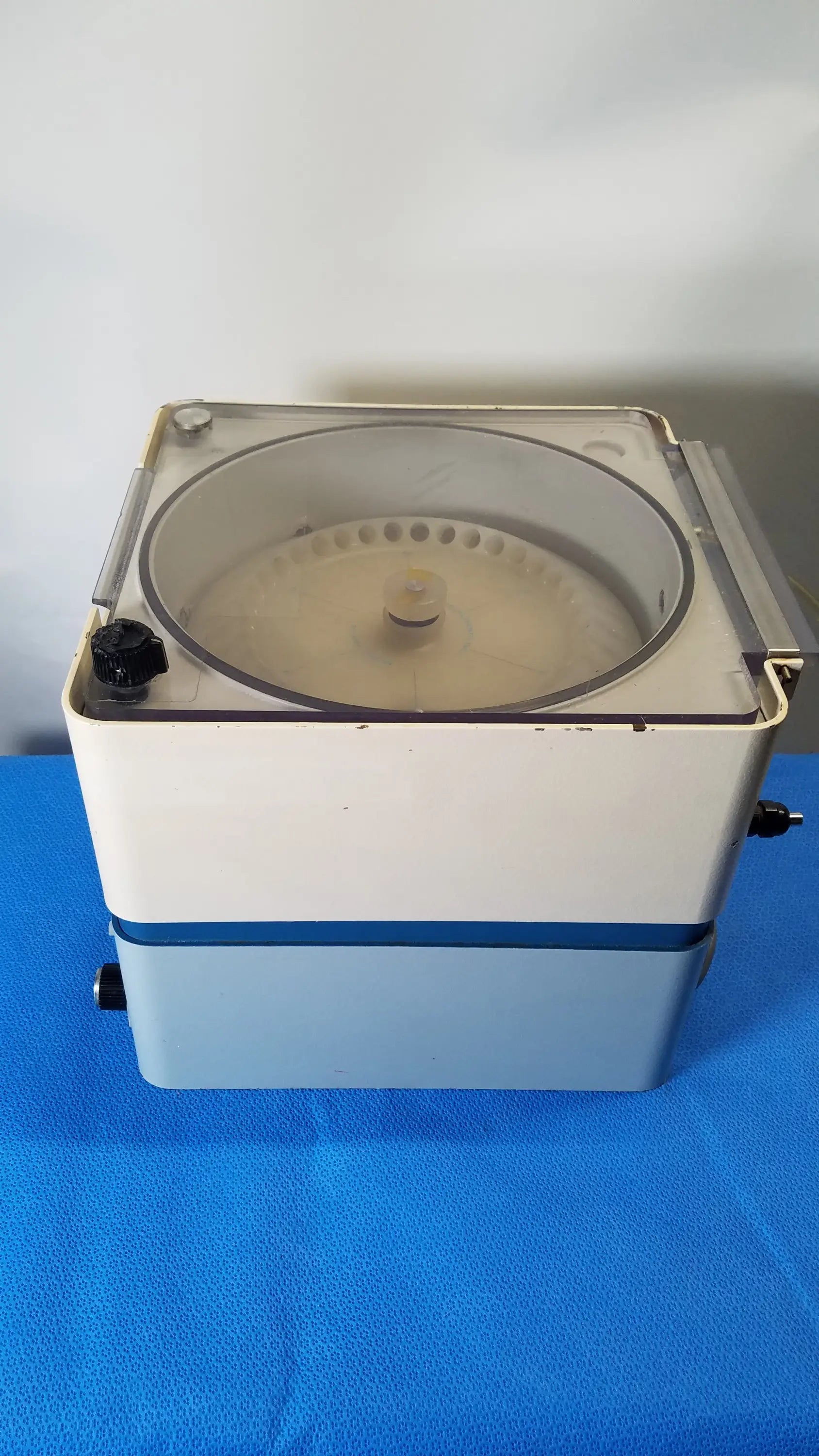 Savant HSC 10K-115 high speed centrifuge in white and light blue with transparent lid for medical equipment use