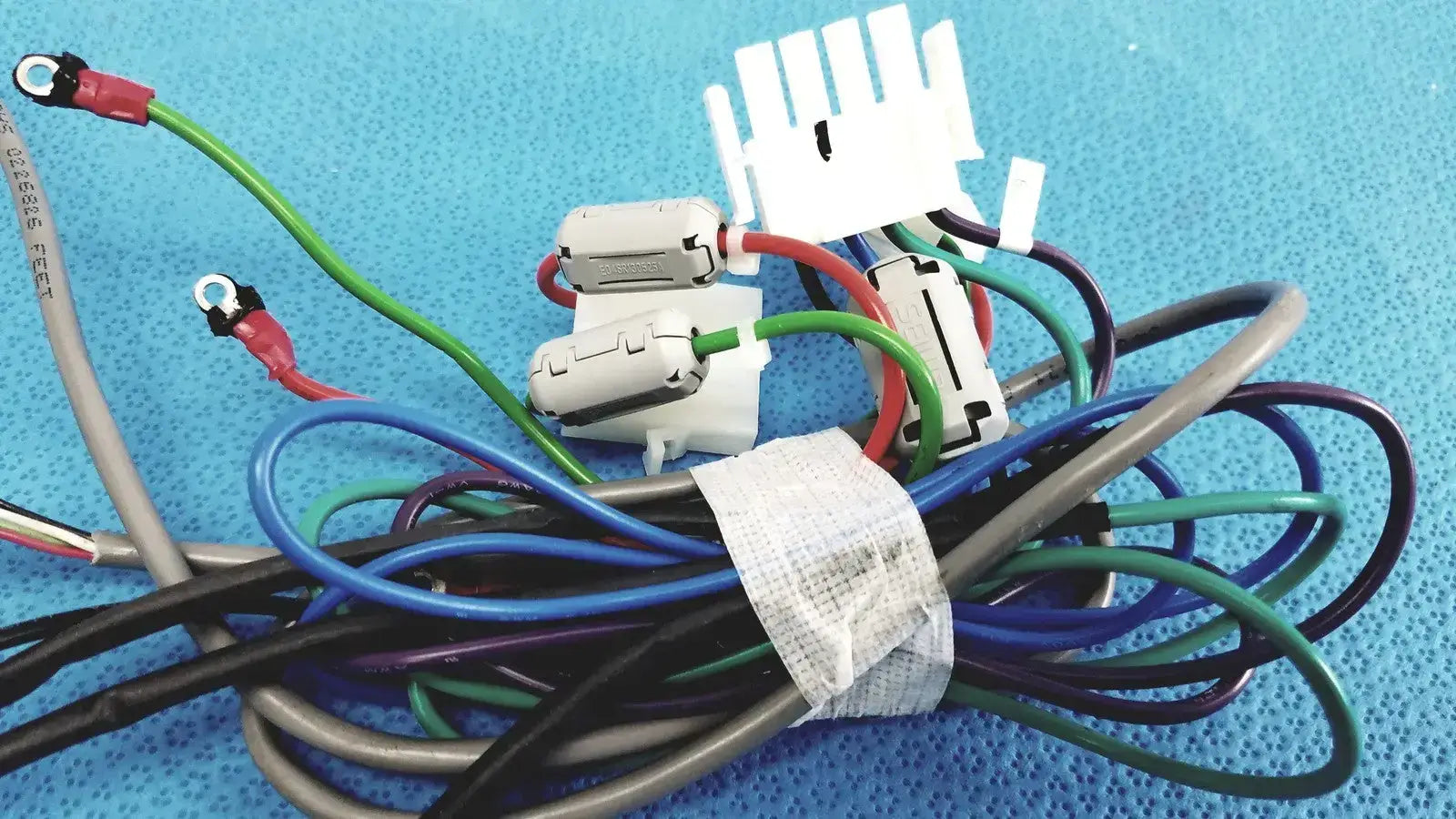 SEIWA E04SR130525A Ferrite Cores with Multi-Pin Connectors Wire Harness Cable