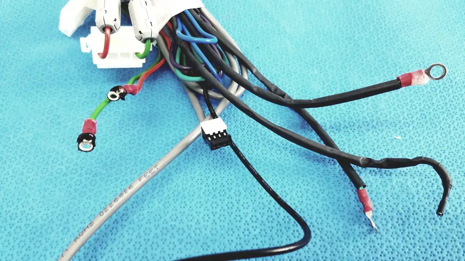 SEIWA E04SR130525A Ferrite Cores with Multi-Pin Connectors Wire Harness Cable