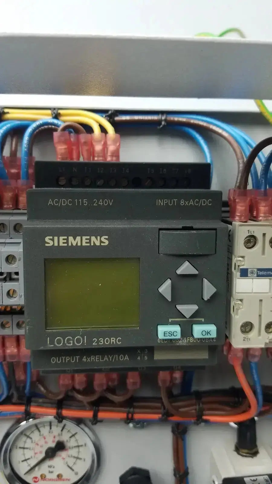 Black siemens logo! 230rc 6ed1 052-1fb00-0ba4 programmable logic controller with green lcd screen and gray directional buttons
