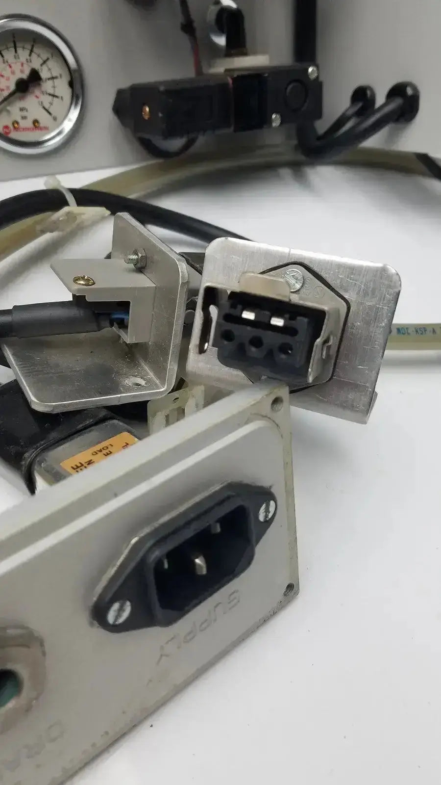 Silver metal electrical connector with black plastic housing and three-pin interface for siemens logo 230rc 6ed1 052-1fb00-0ba4