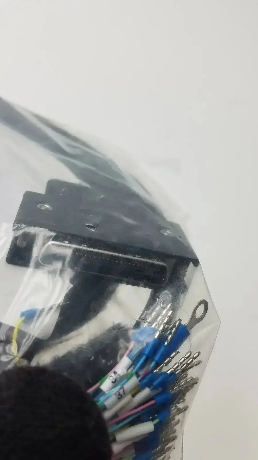 Black plastic d-sub connector with colored insulated wires and terminals for 6sl3260-4na00-1vb0 preassembled motor connection