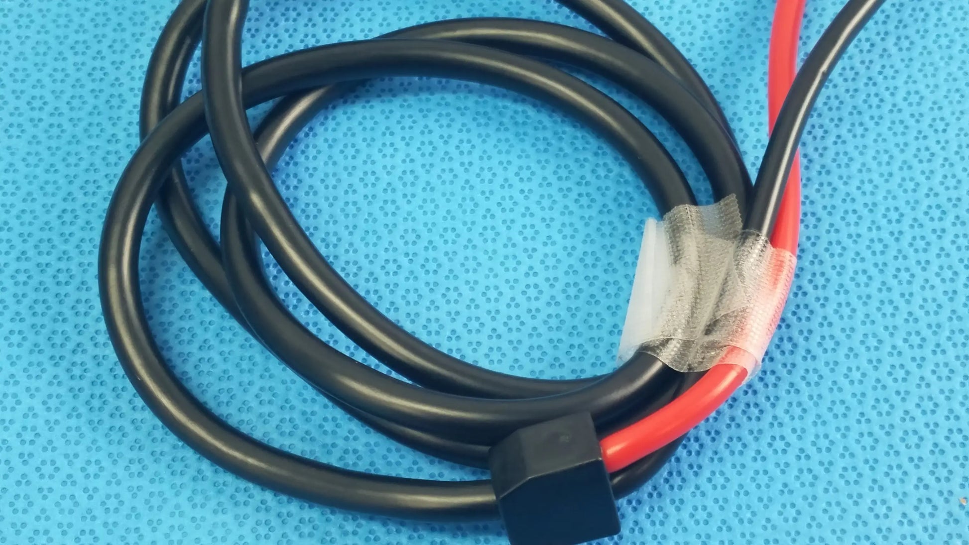 Sjm St Jude Medical diagnostic connection cable with black and red insulated wires and black plastic connector for medical equipment reuse