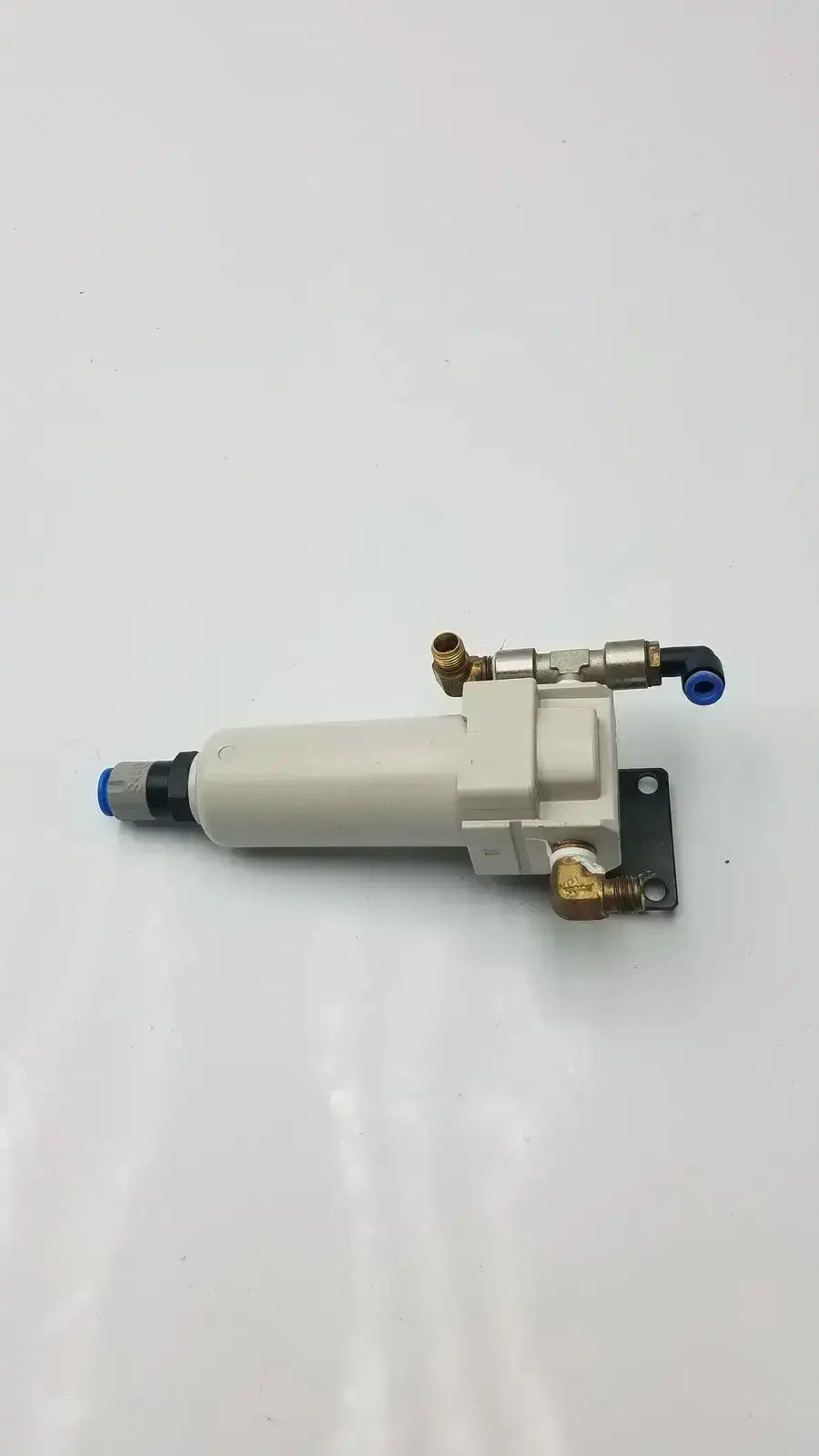 Smc fd30-n02c-2z-a white cylindrical air filter with brass fittings blue caps and 150 psi max pressure rating