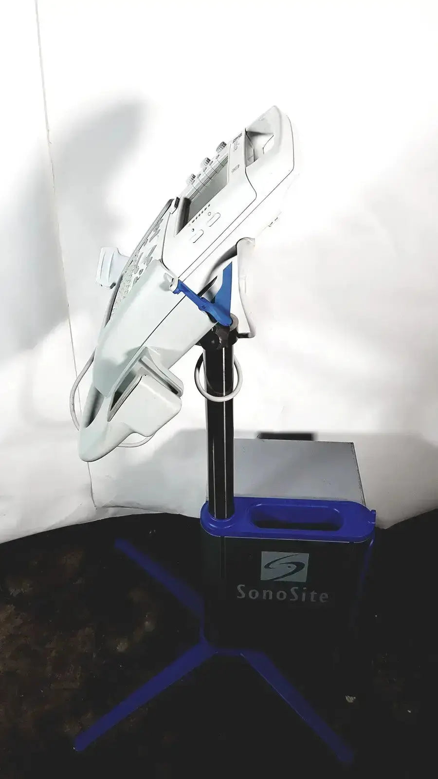 White sonosite l38 ultrasound machine with 10-5 mhz linear transducer mounted on black and blue rolling stand