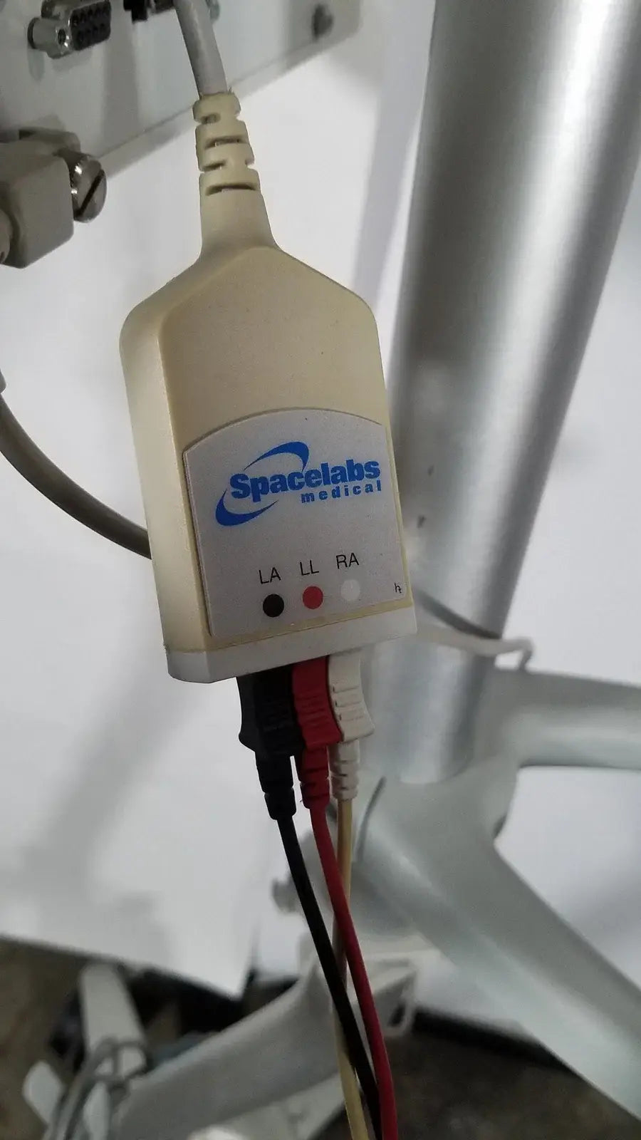 Beige plastic spacelabs sl 91369 ulerview patient monitor with rolling stand and three colored la ll ra ports