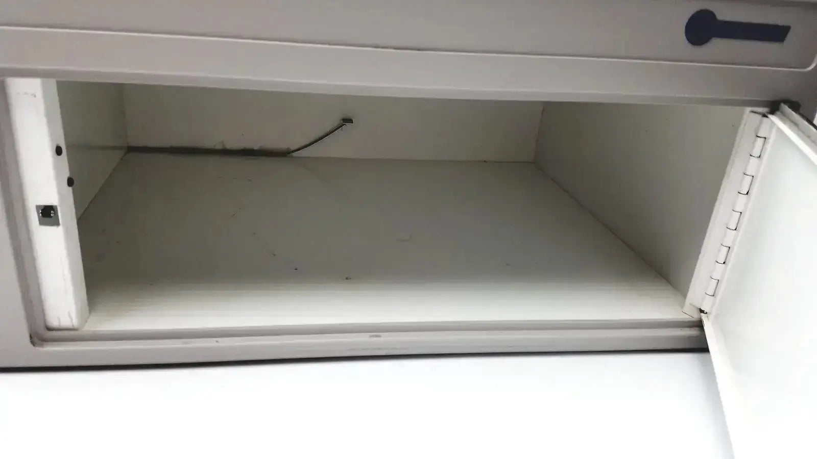 White metal stratagene uv stratalinker 2400 uv crosslinker safe with black handle and hinge used medical equipment for sale