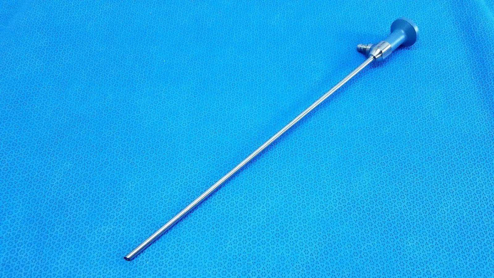 Silver stryker ideal eyes 5mm 30° autoclavable endoscope with blue-handled control knob for reuse medical equipment