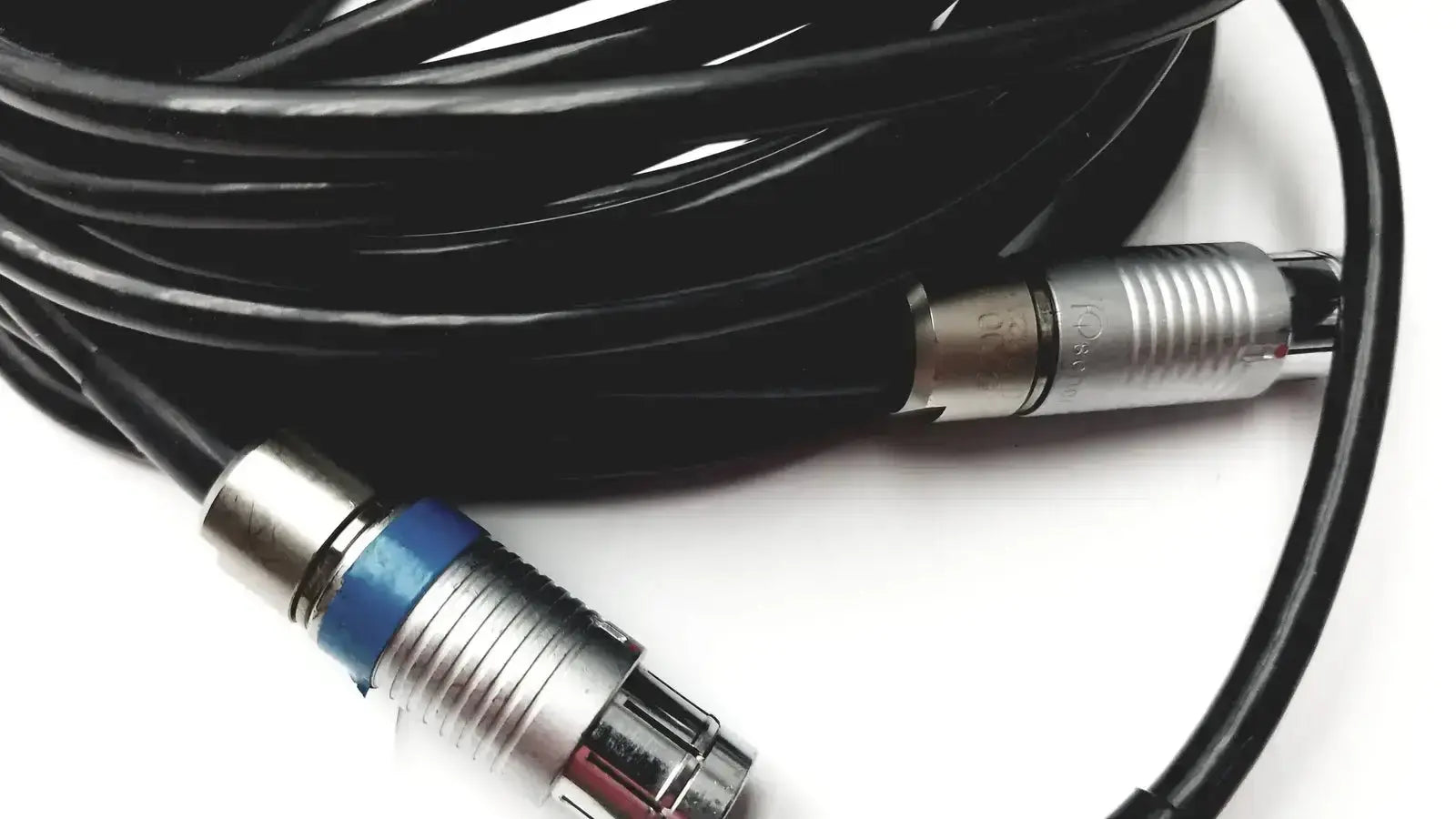 Black coiled xlr cable with silver connectors and blue ring included in stryker 5400-277 core sterilization case