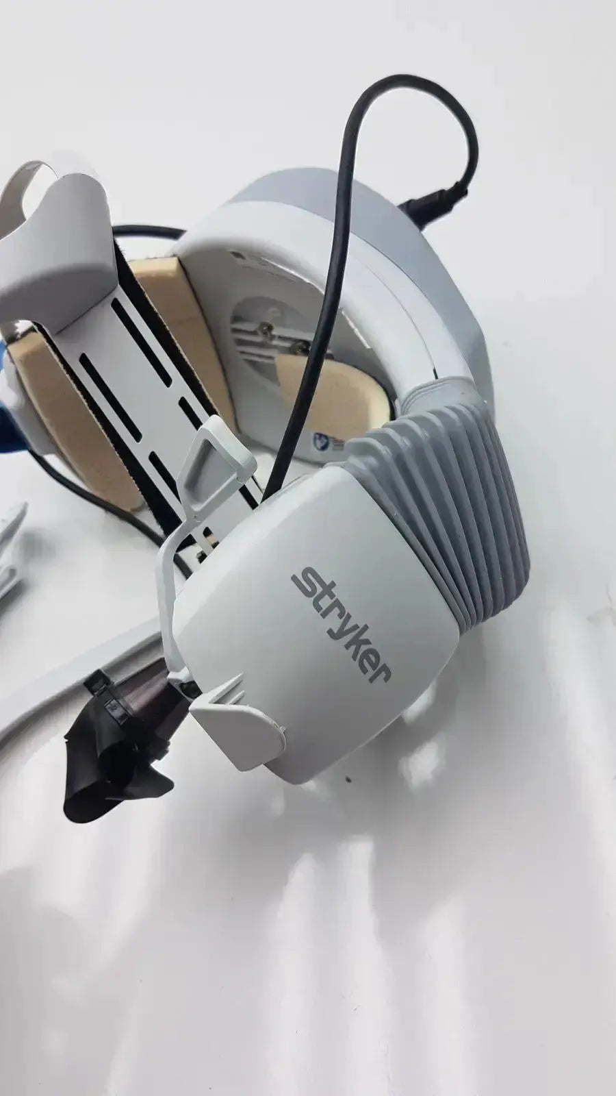 Gray stryker flyte helmet with adjustable arms and flexible ribbed light housing for surgical use ref 0408-645-000
