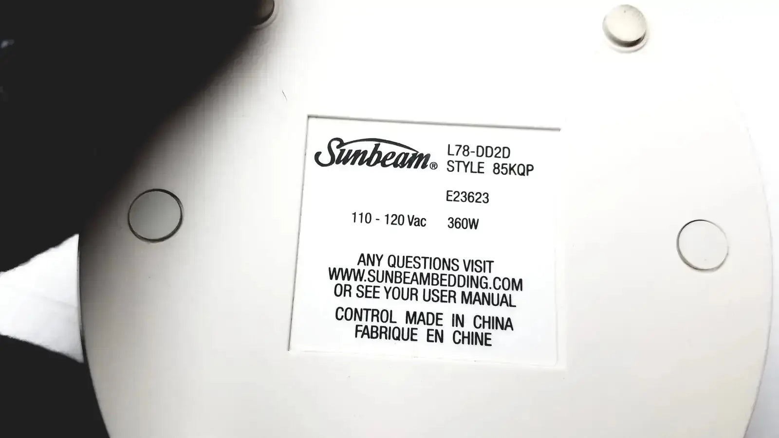 White sunbeam l78-dd2d style 85kqp electric blanket with smooth rounded underside and printed label specifications