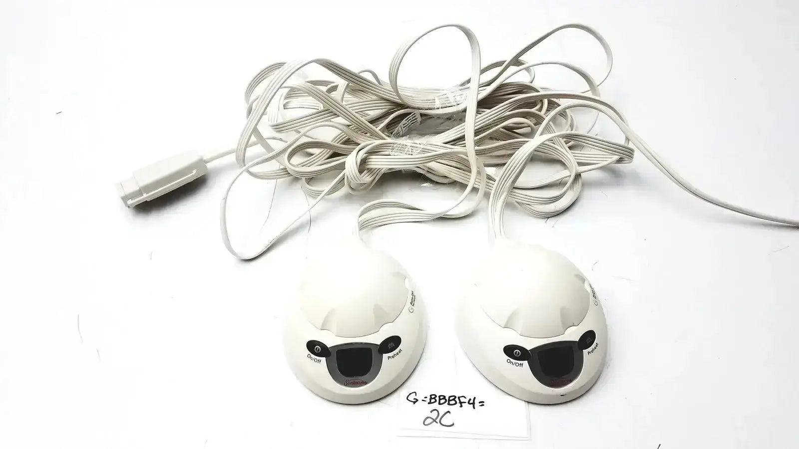 White polar bear-shaped electric foot warmers with black eyes and nose connected by coiled cord l78-dd2d style 85kqp