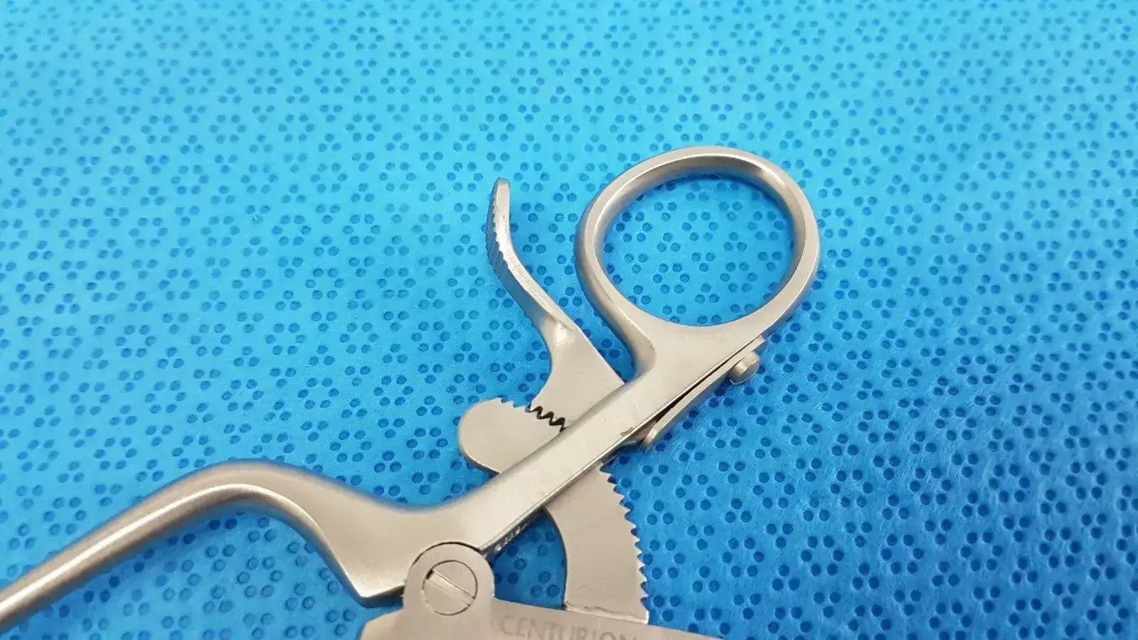 Surgical Rib Retractor with Ratchet Mechanism – Centurion Pakistan Stainless