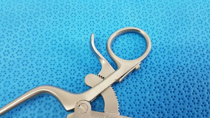 Surgical Rib Retractor with Ratchet Mechanism – Centurion Pakistan Stainless