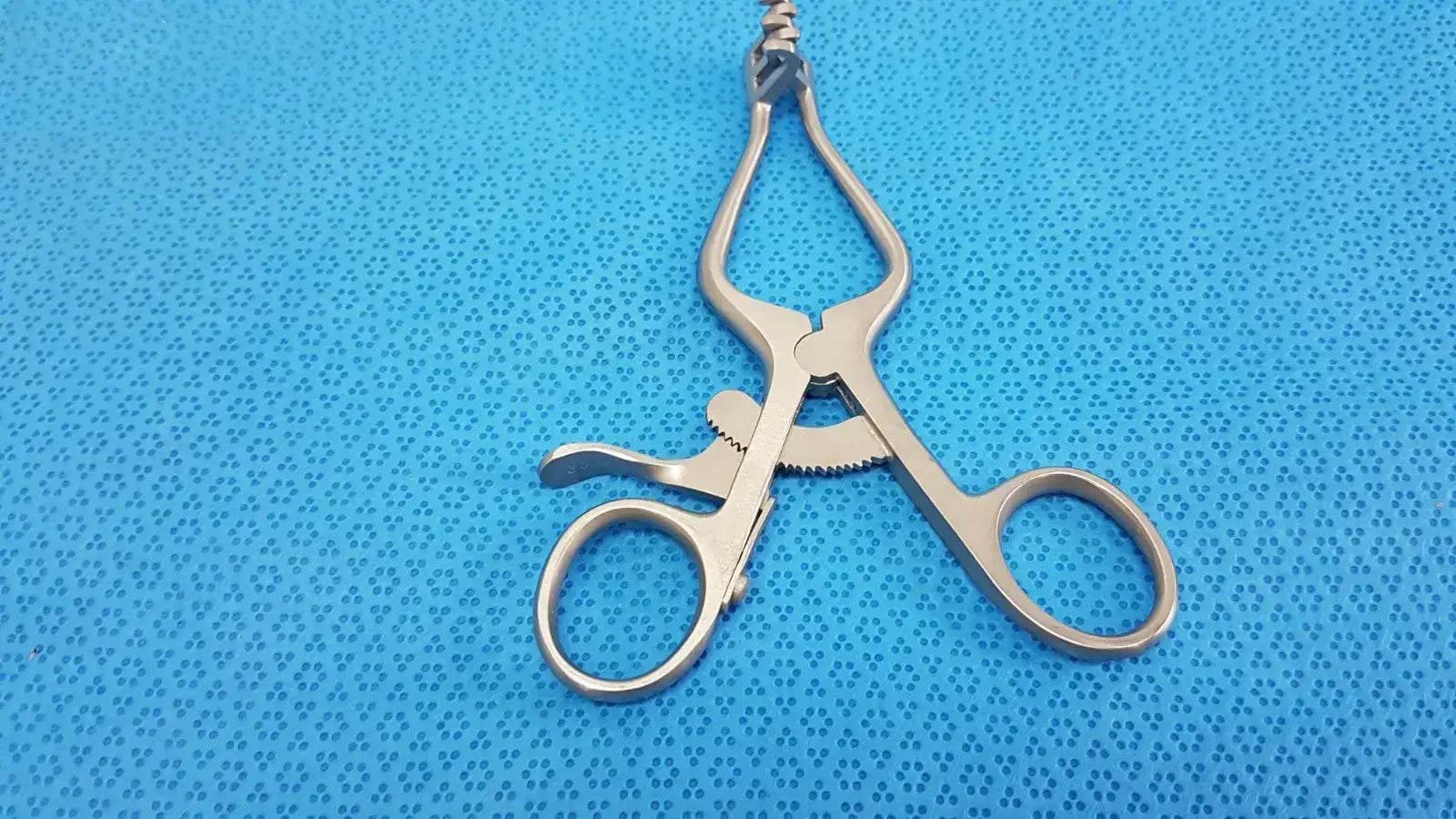 Surgical Rib Retractor with Ratchet Mechanism – Centurion Pakistan Stainless