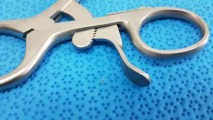 Surgical Rib Retractor with Ratchet Mechanism – Centurion Pakistan Stainless