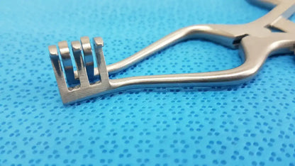 Surgical Rib Retractor with Ratchet Mechanism – Centurion Pakistan Stainless