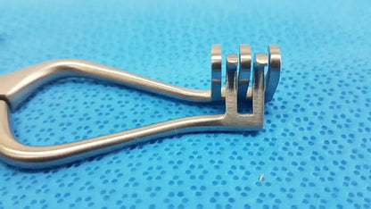 Surgical Rib Retractor with Ratchet Mechanism – Centurion Pakistan Stainless