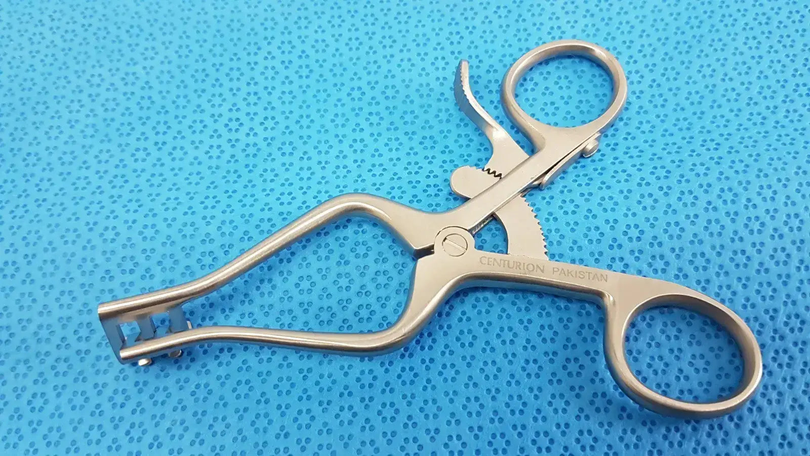 Surgical Rib Retractor with Ratchet Mechanism – Centurion Pakistan Stainless