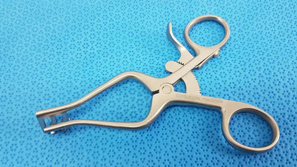 Surgical Rib Retractor with Ratchet Mechanism – Centurion Pakistan Stainless