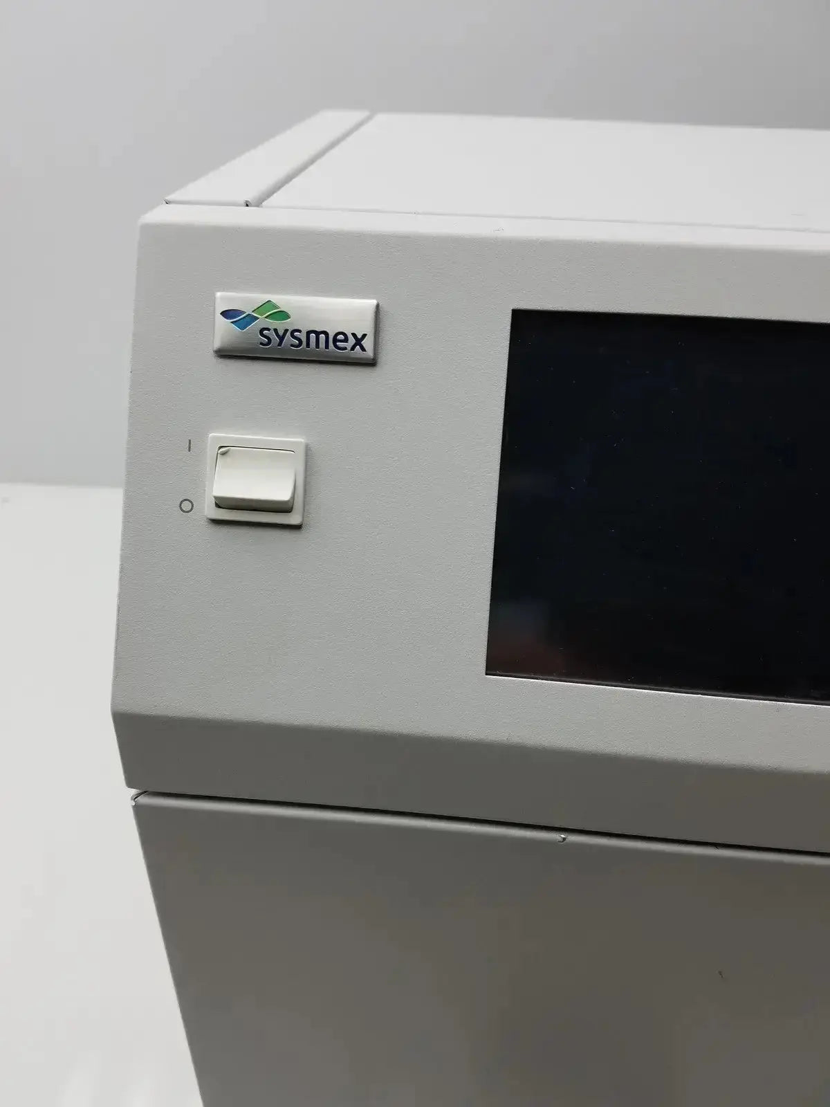 White sysmex ru-20 reagent delivery system laboratory medical analyzer with digital display and control switch for reagent delivery