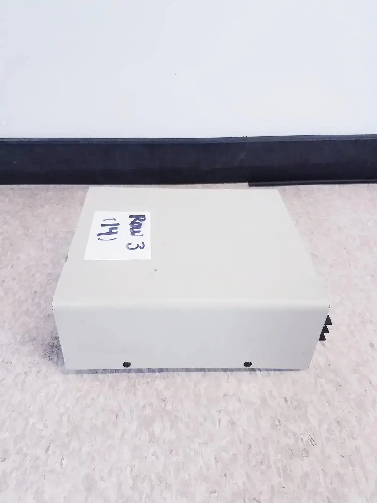 Beige systec ch-1448 digital tabletop dual zone temperature controller with white label raw 3 h on top surface