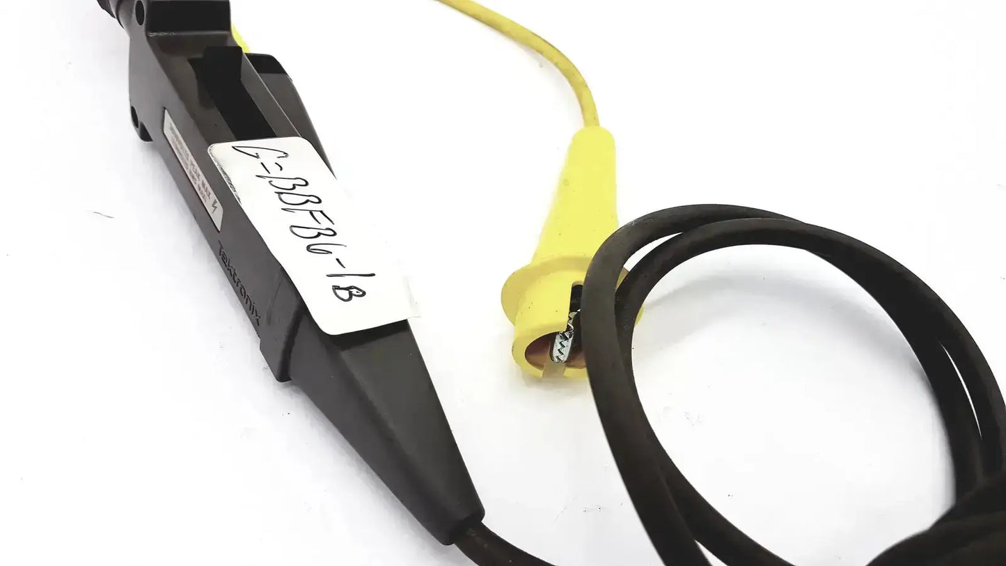 Black plastic clamp with yellow insulated probe and coiled cable for tektronix 3000 volts peak max and volts rms max tester