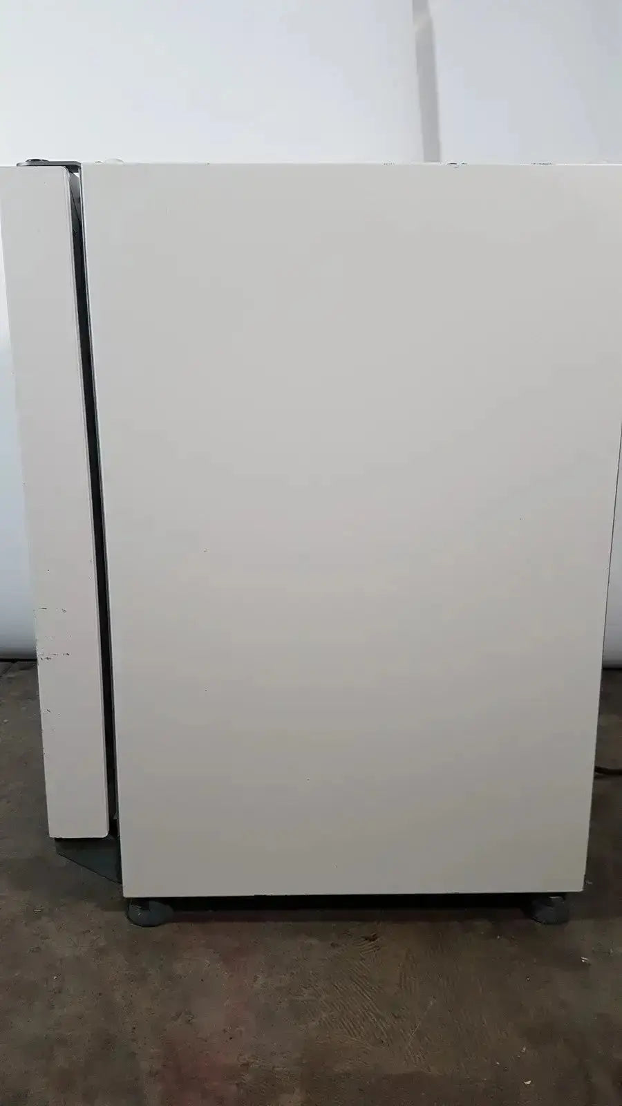 White rectangular thermo scientific heratherm igs60 incubator with smooth finish and black door trim for scientific use