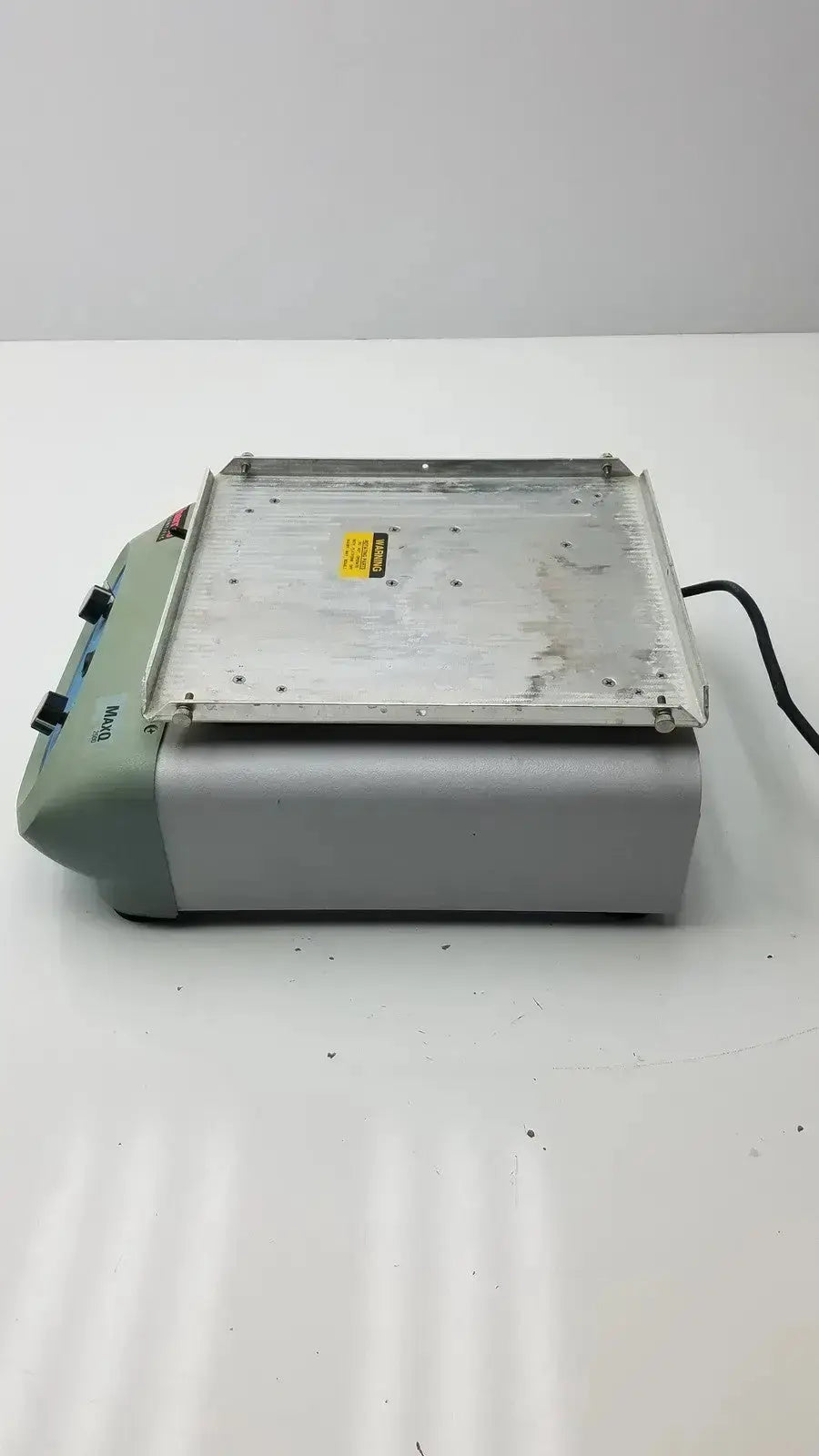 Gray and green thermo scientific maxq 2500 orbital reciprocating shaker with metallic heating surface hot plate