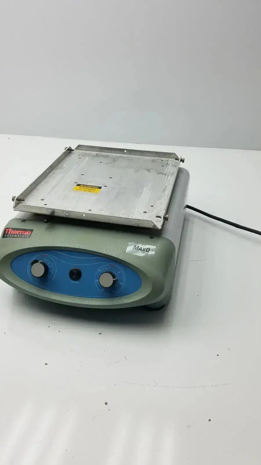 Thermo scientific maxq 2500 orbital reciprocating shaker with gray and blue control panel and silver metal stirring plate