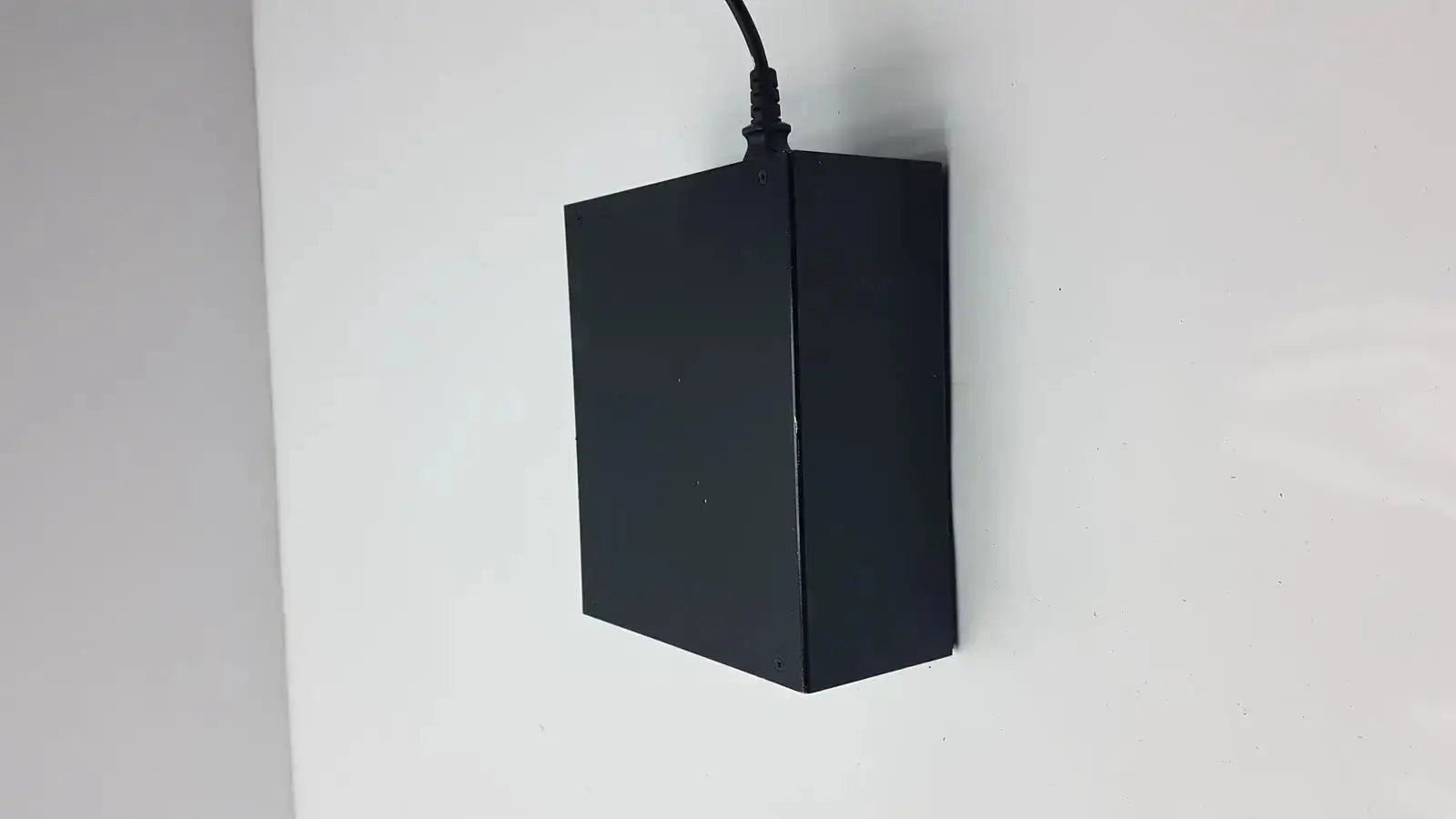 Black rectangular thermo scientific miran sapphire charger model 5025a with black cord extending from top