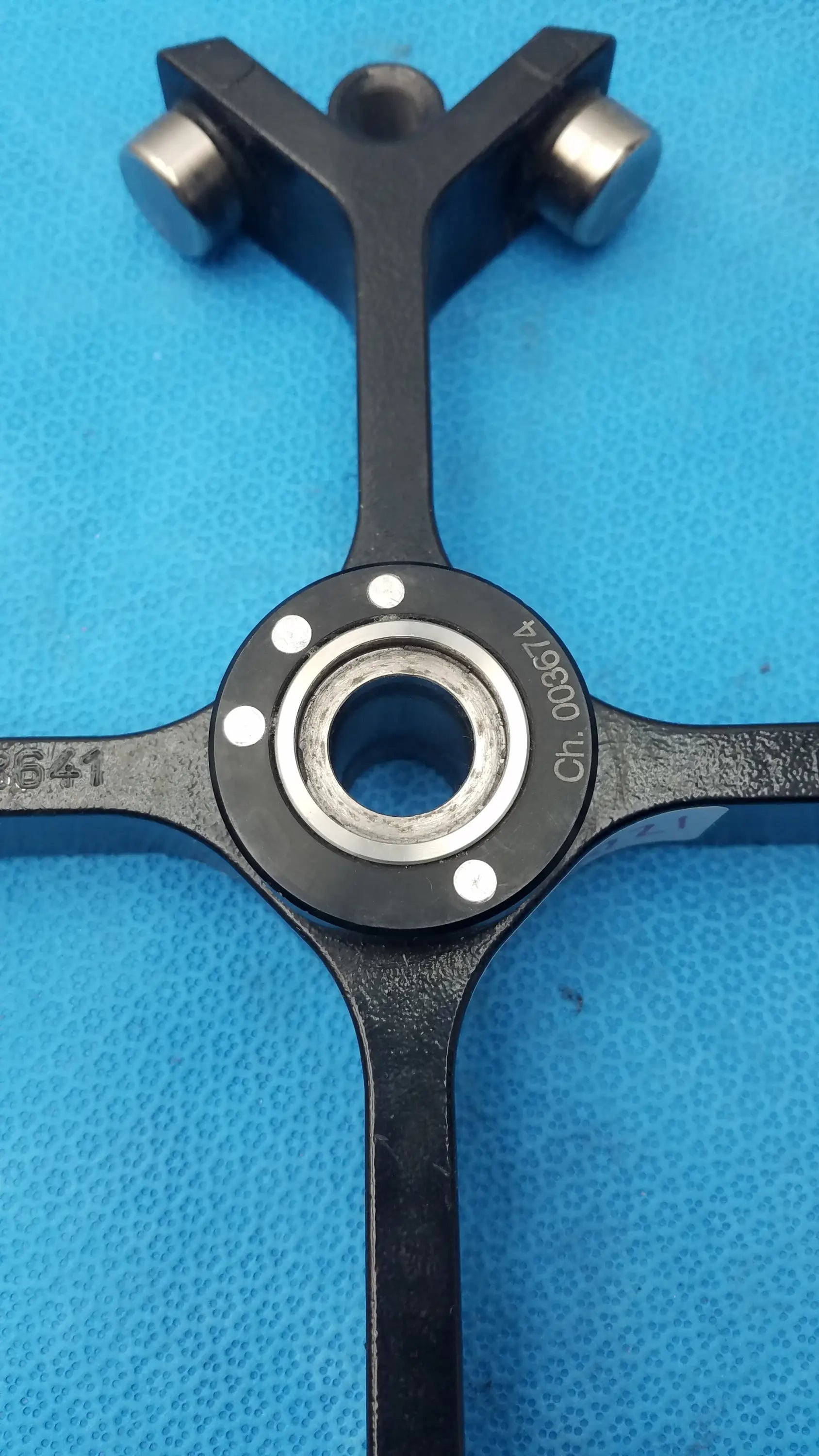 Black metal y-shaped thermo sorvall 75006445 heraeus swing out rotor with silver bearings for reuse medical equipment