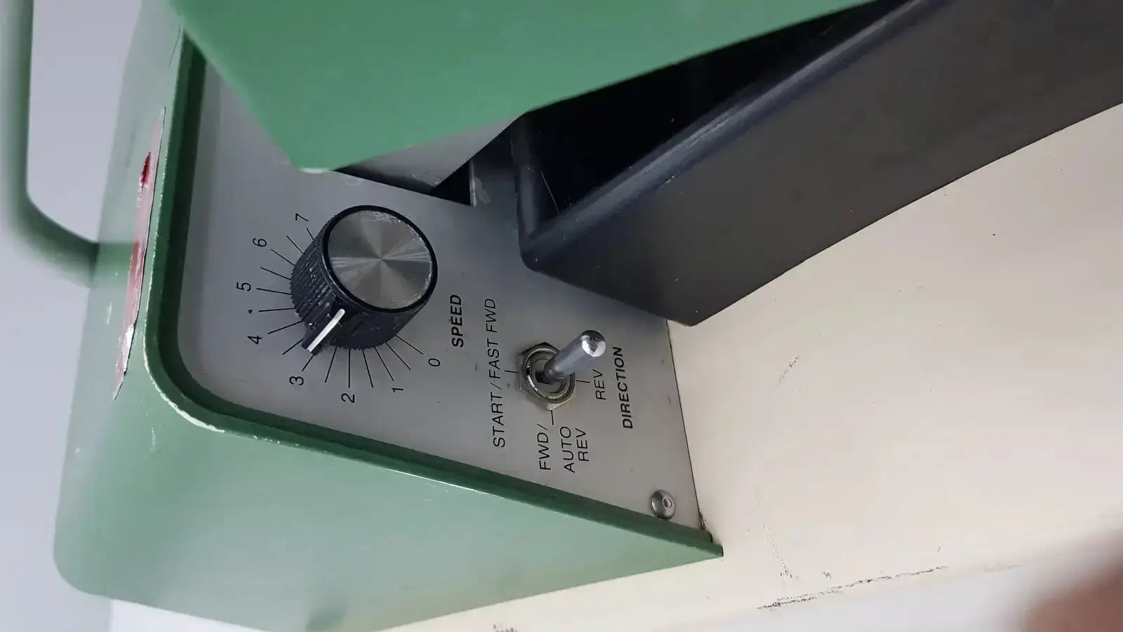 Green tpi vibratome series 1000 sectioning system with silver speed dial and directional switch for precise cutting