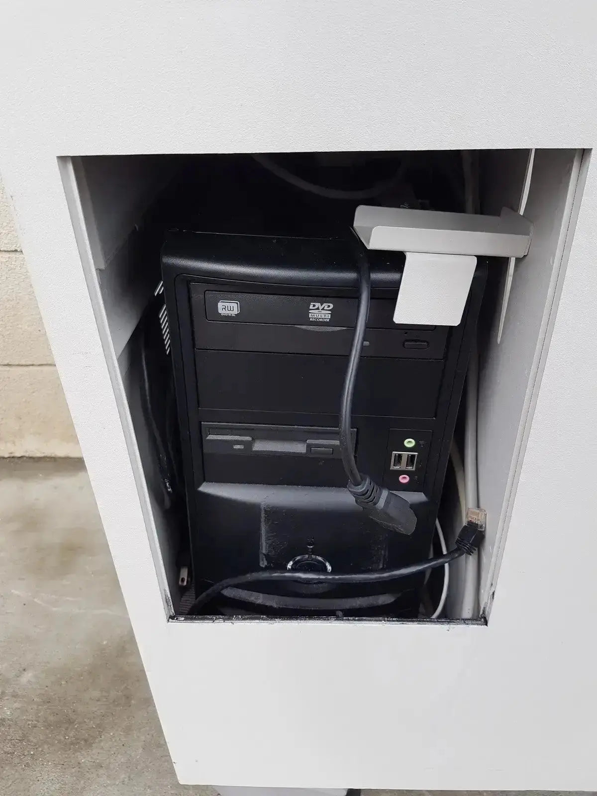 Black desktop computer tower with dvd drive and front ports for multilab series ii lhs vascular cart use