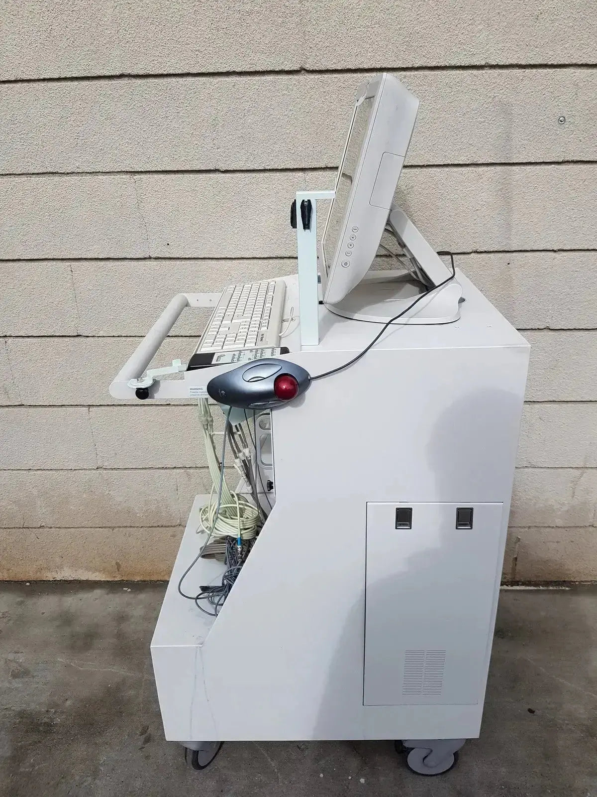 White multilab series ii lhs vascular cart with integrated monitor keyboard and ergonomic mouse for mobile use