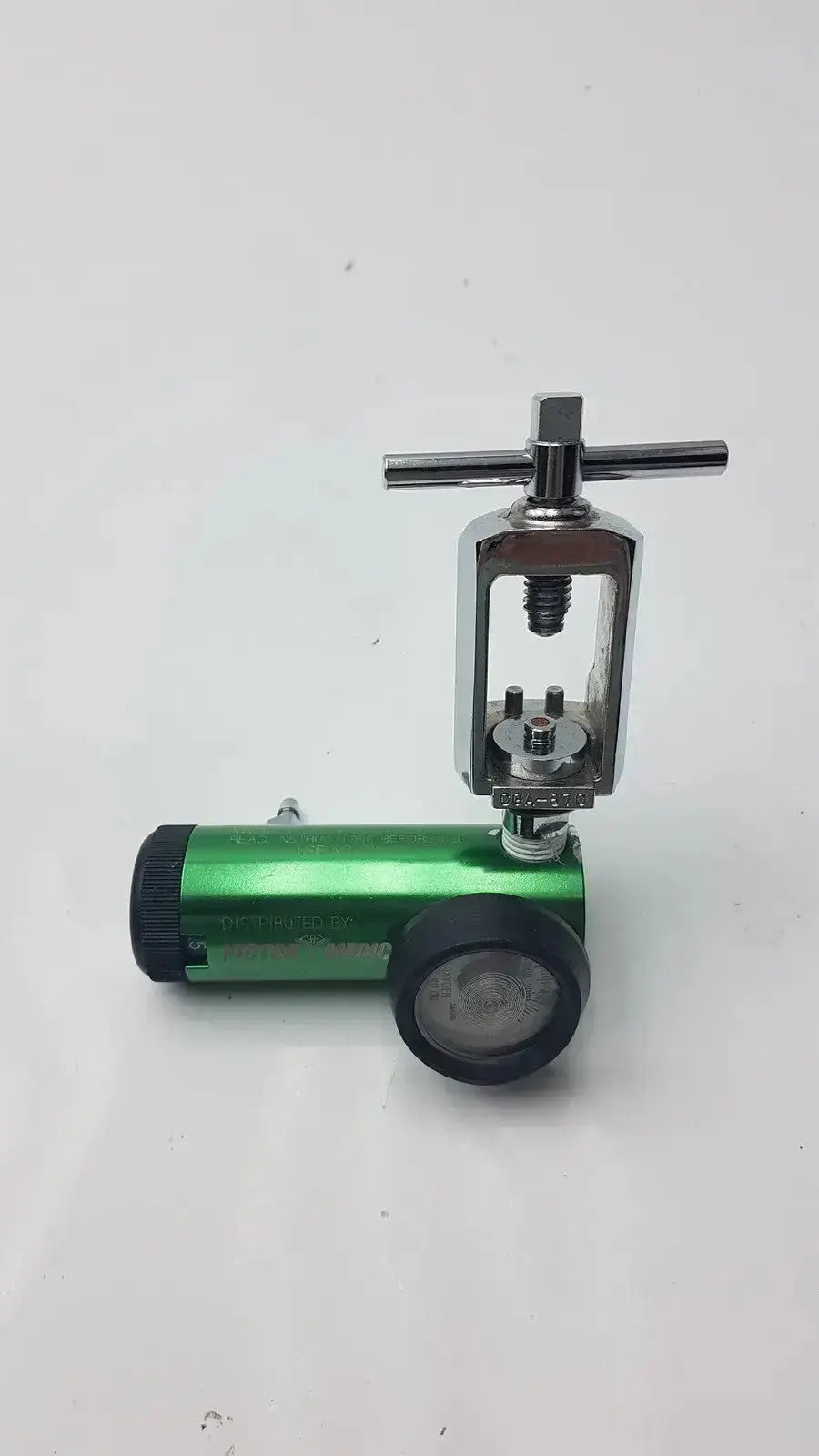Victor medical air pressure regulator model FS II 8Y with green oxygen regulator chrome fittings and pressure gauge